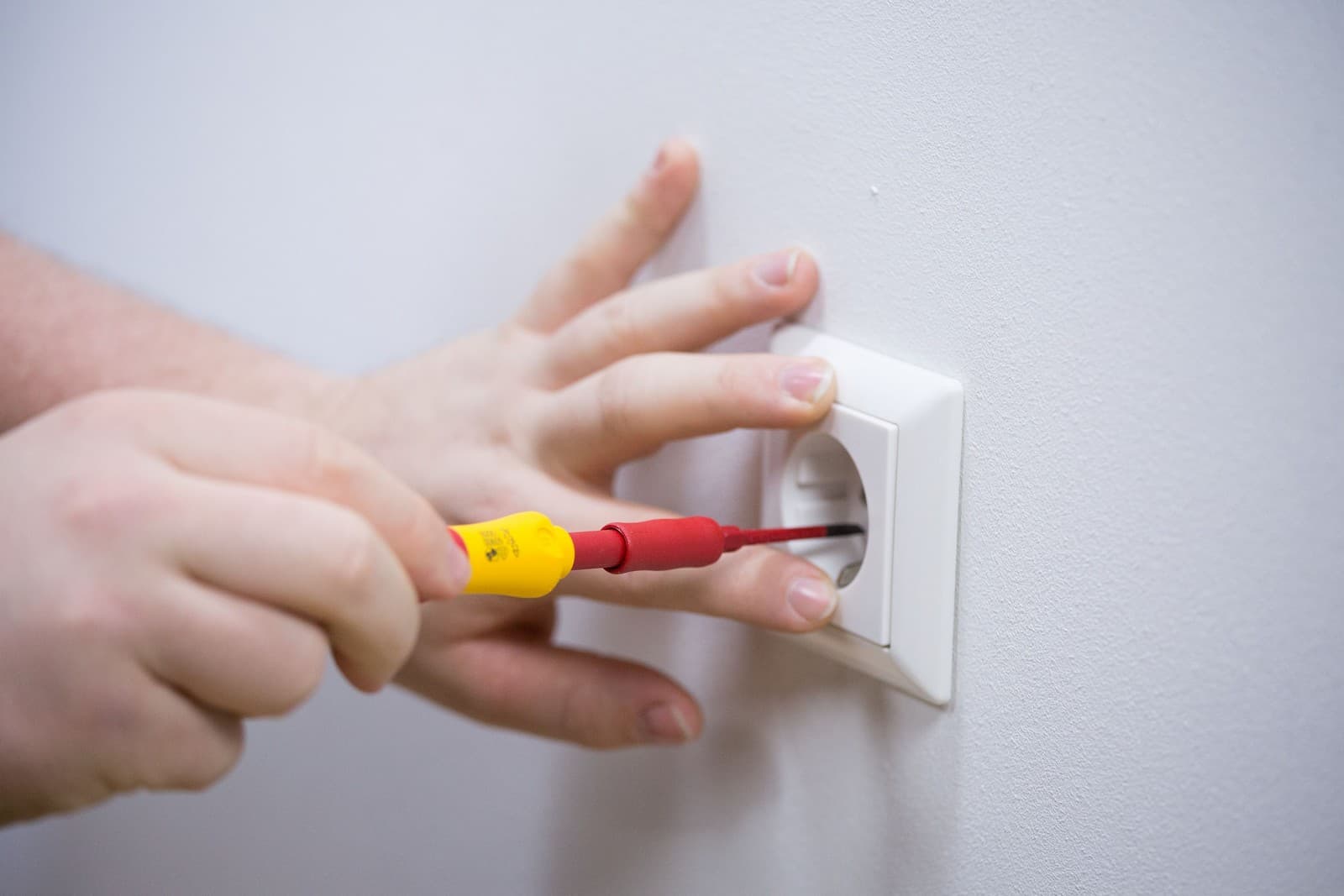 Wiha 36068 Odvijač sa držačem bitova SoftFinish® električarski Slimvario - slika 3