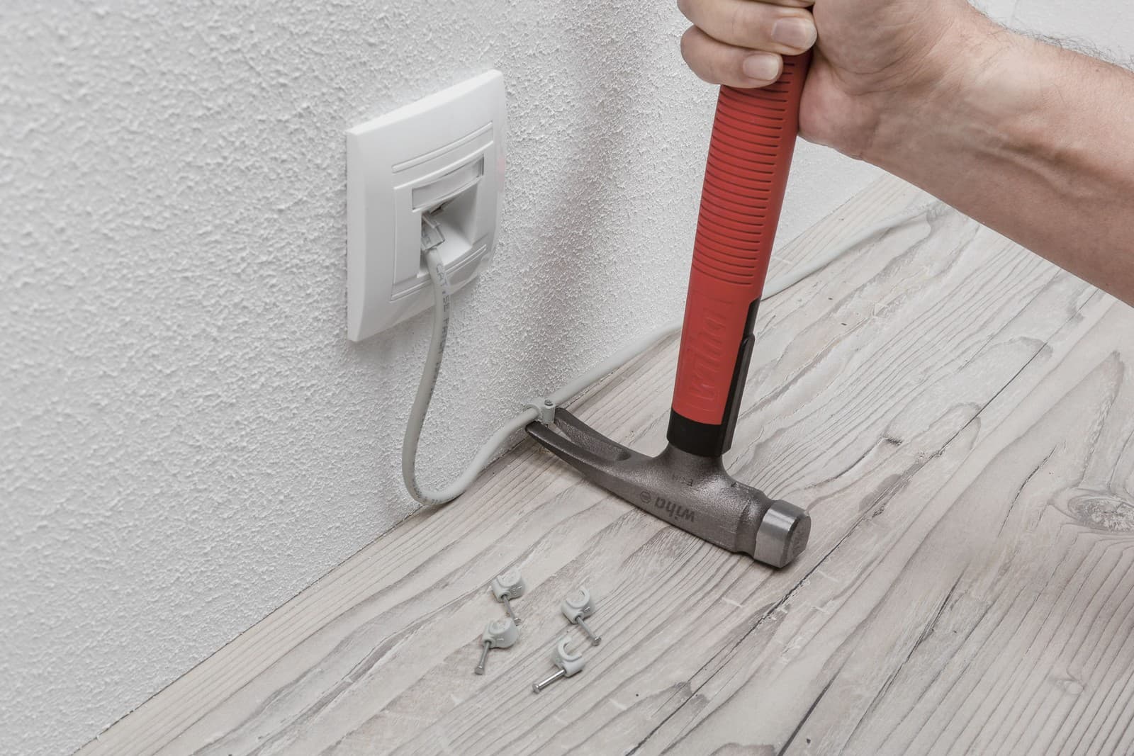 Wiha 42071 VDE izolovani čekić, 300 g, 283 mm - slika 6