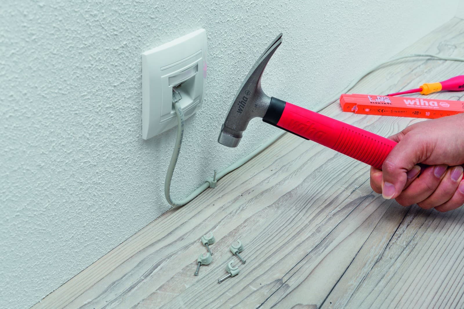 Wiha 42071 VDE izolovani čekić, 300 g, 283 mm - slika 7