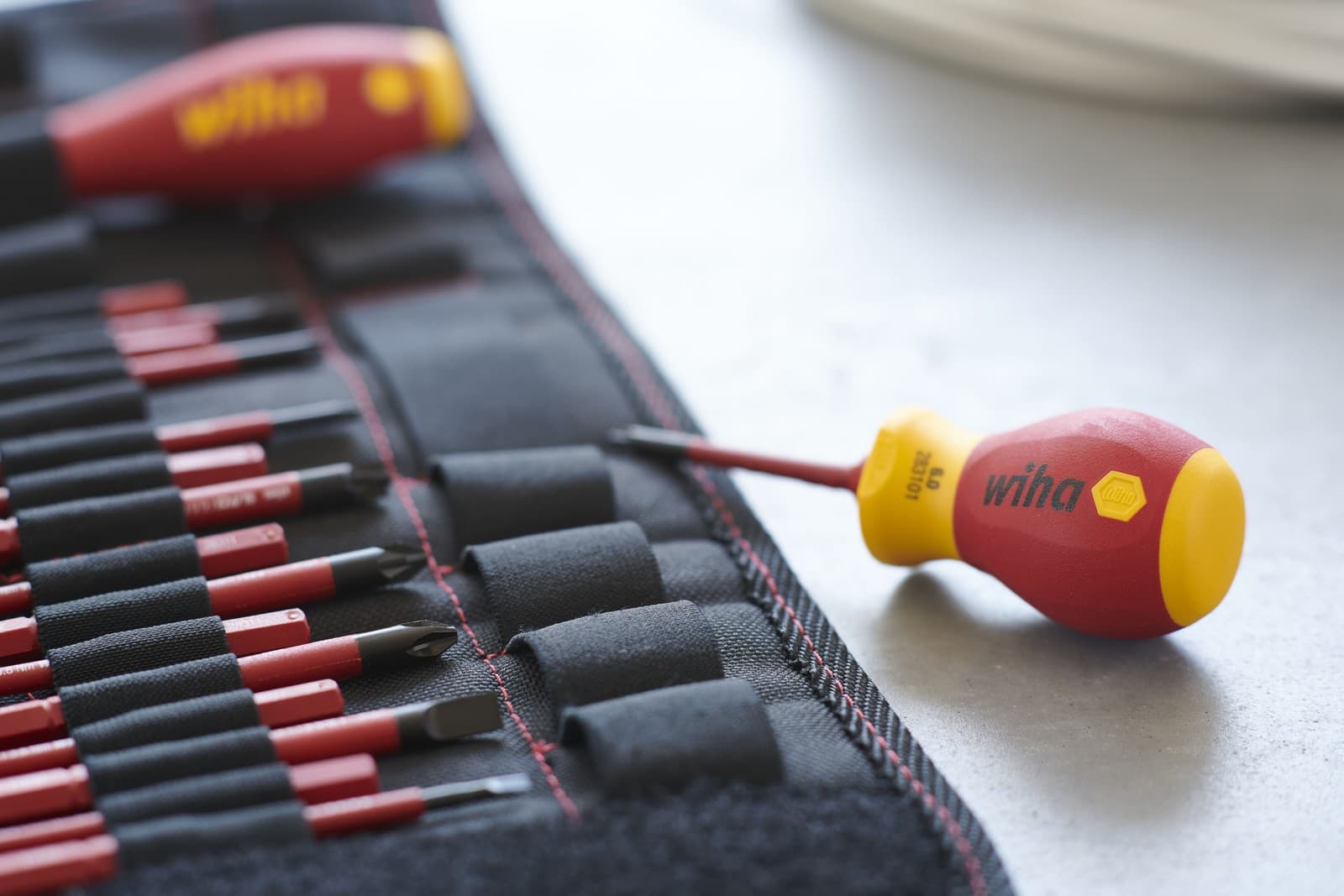 Wiha 36068 Odvijač sa držačem bitova SoftFinish® električarski Slimvario - slika 7