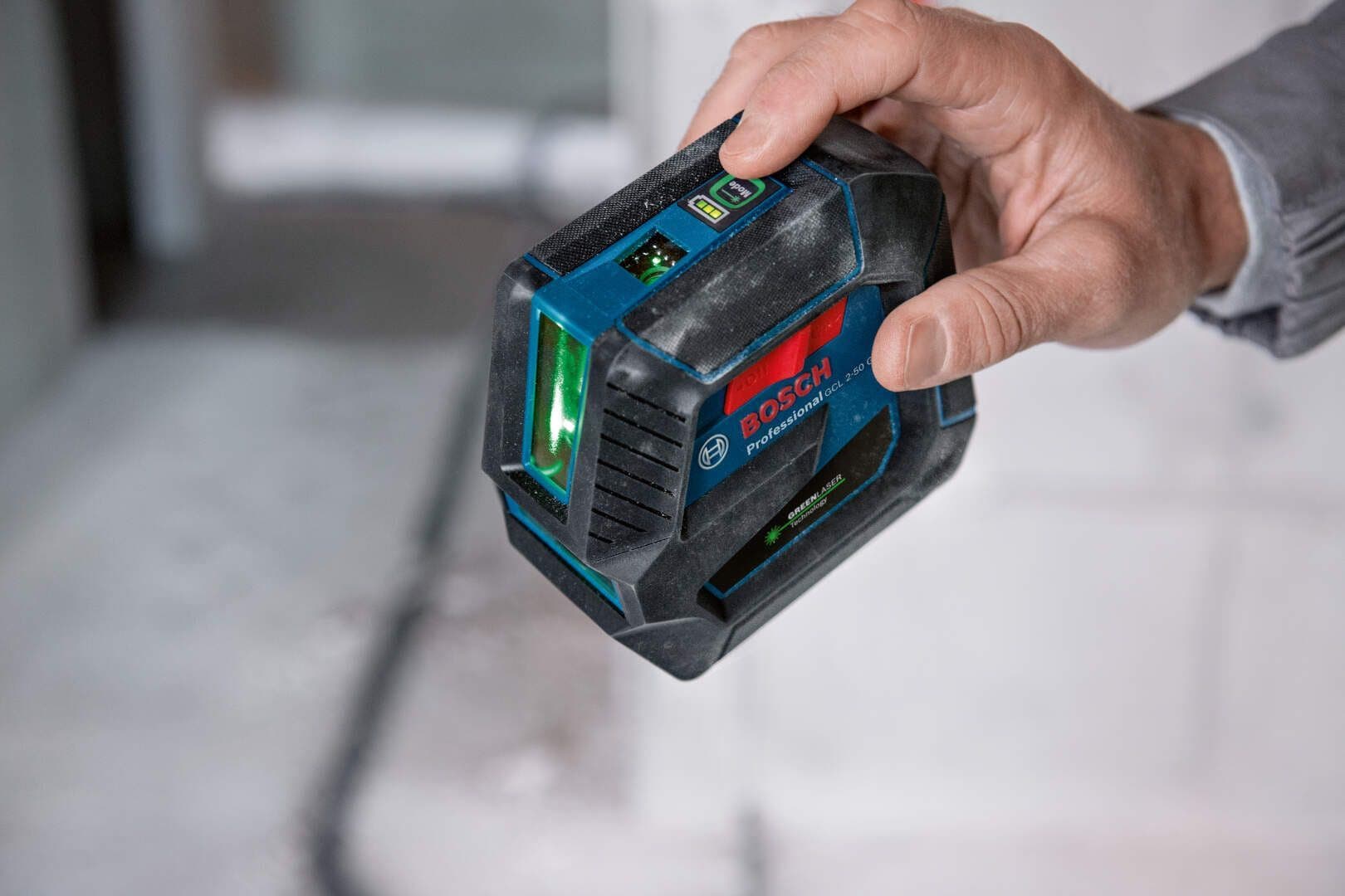 Bosch GCL 2-50 G Kombinovani linijski laser sa zelenim zrakom sa magnetnim nosačem sa štipaljkom + kofer, domet 50m - slika 12