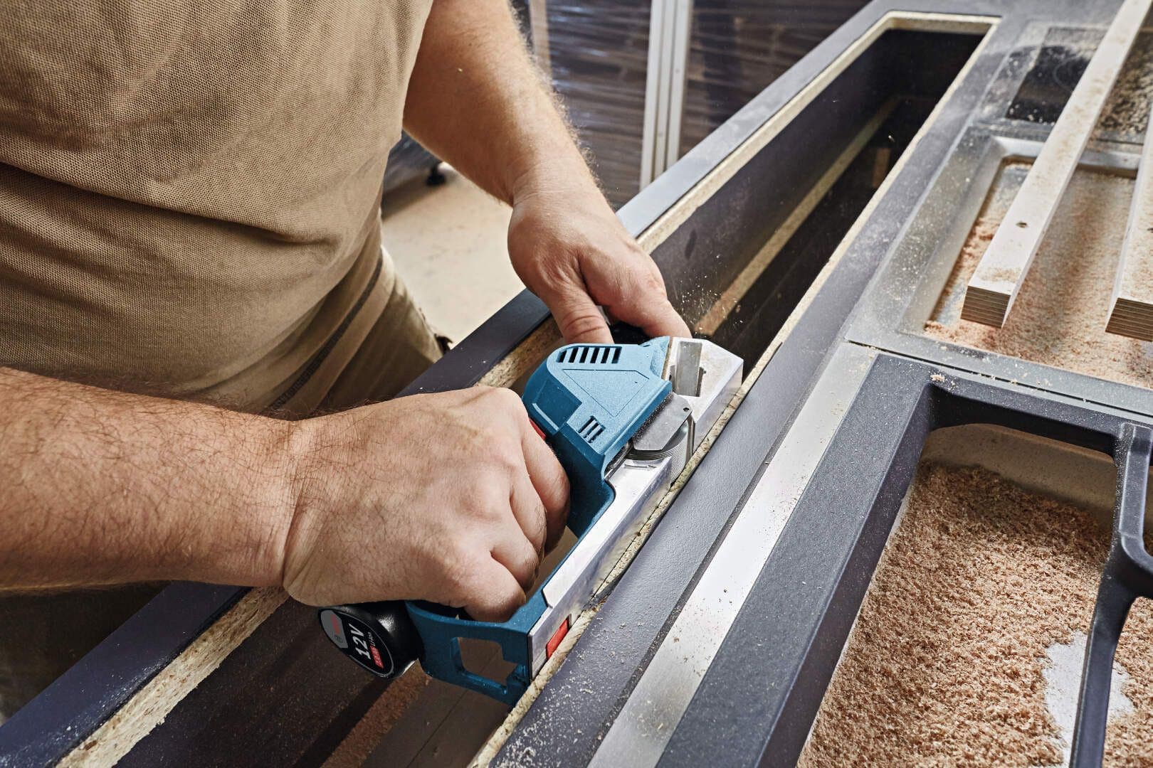 Bosch GHO 12V-20 Akumultorsko rende (ručni abrihter), 2x3.0Ah - slika 16