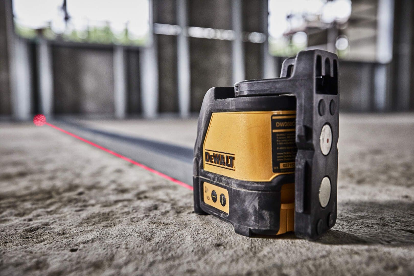 DeWalt DW088K laser za linije, sa nosačem, 15m - slika 2