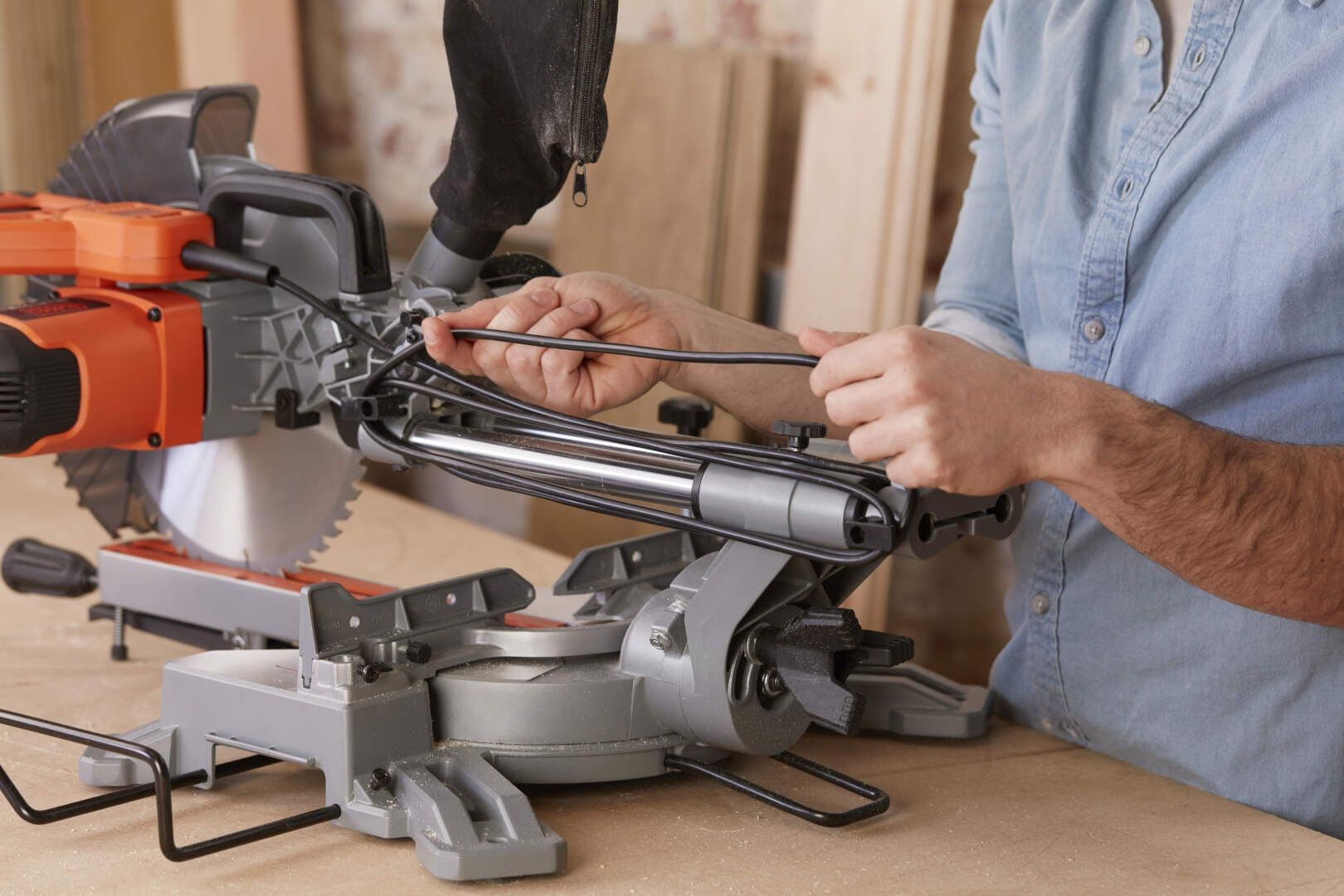 Black&Decker BES700 Stacionarna potezna kružna testera, 216mm 1600W - slika 4