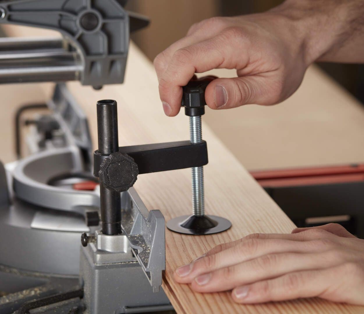 Black&Decker BES700 Stacionarna potezna kružna testera, 216mm 1600W - slika 3