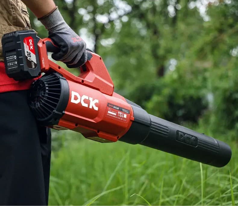 DCK KDLB20151HK akumulatorski duvač lišća bez četkica, sa 1x6.0Ah baterijom i punjačem, 20V - slika 2